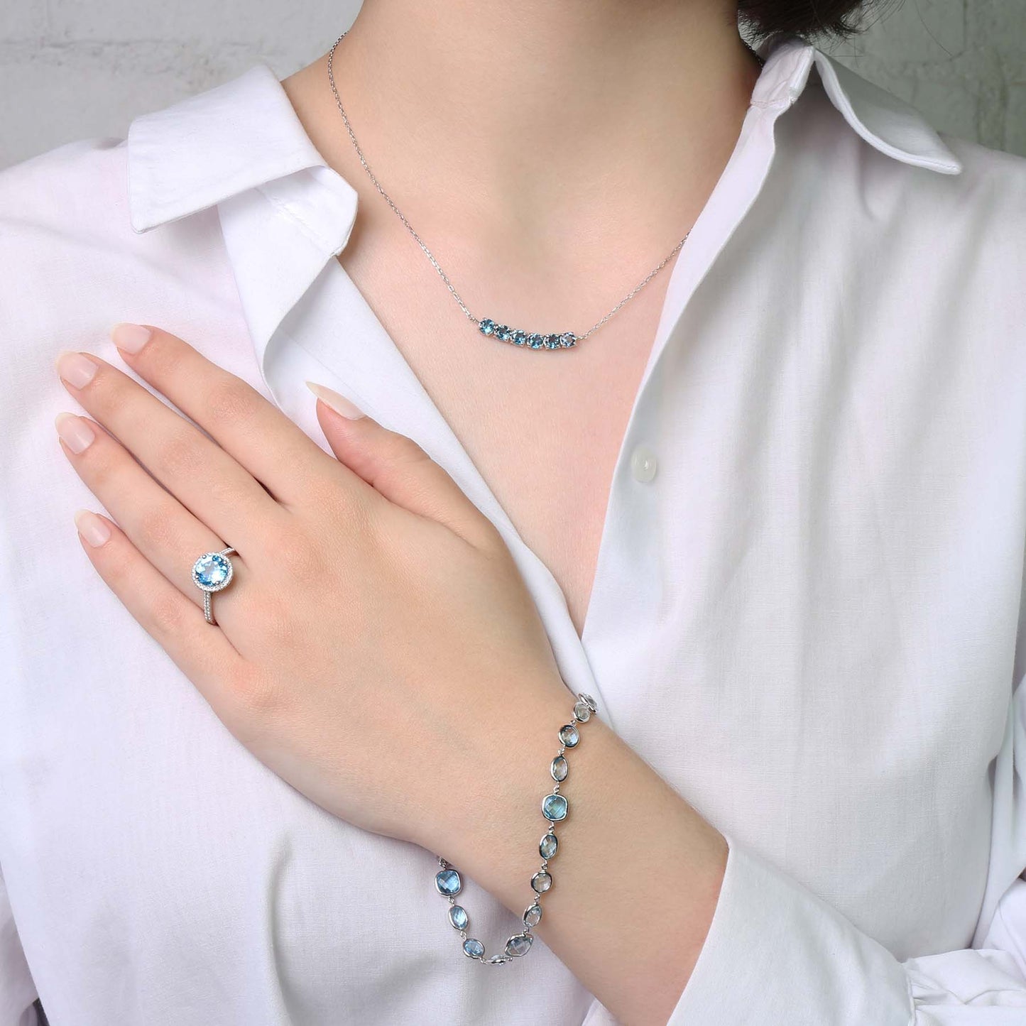 14k White Gold Blue Topaz Heavy Round Bezel Bracelet 7.5"
