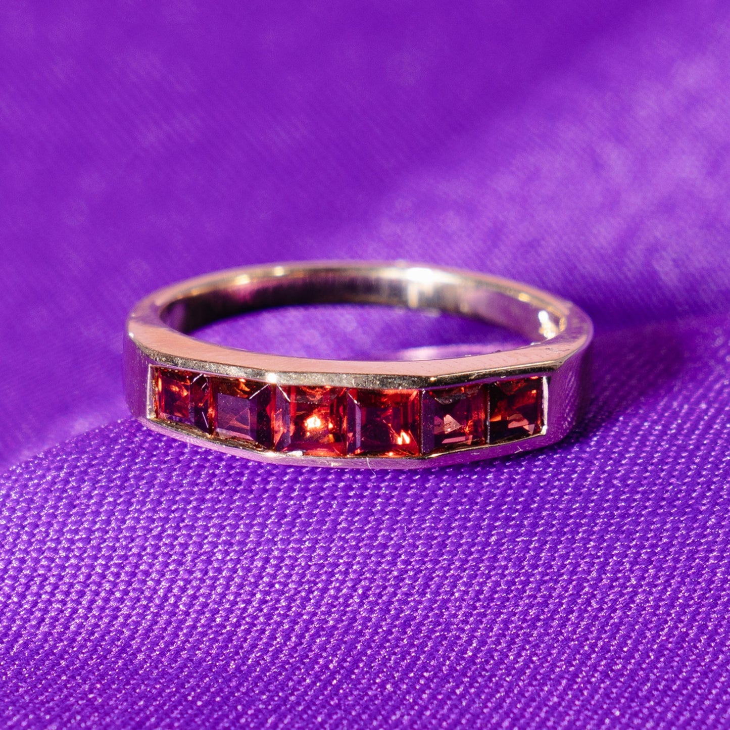 14k Garnet Channel Band Ring 2.9gr