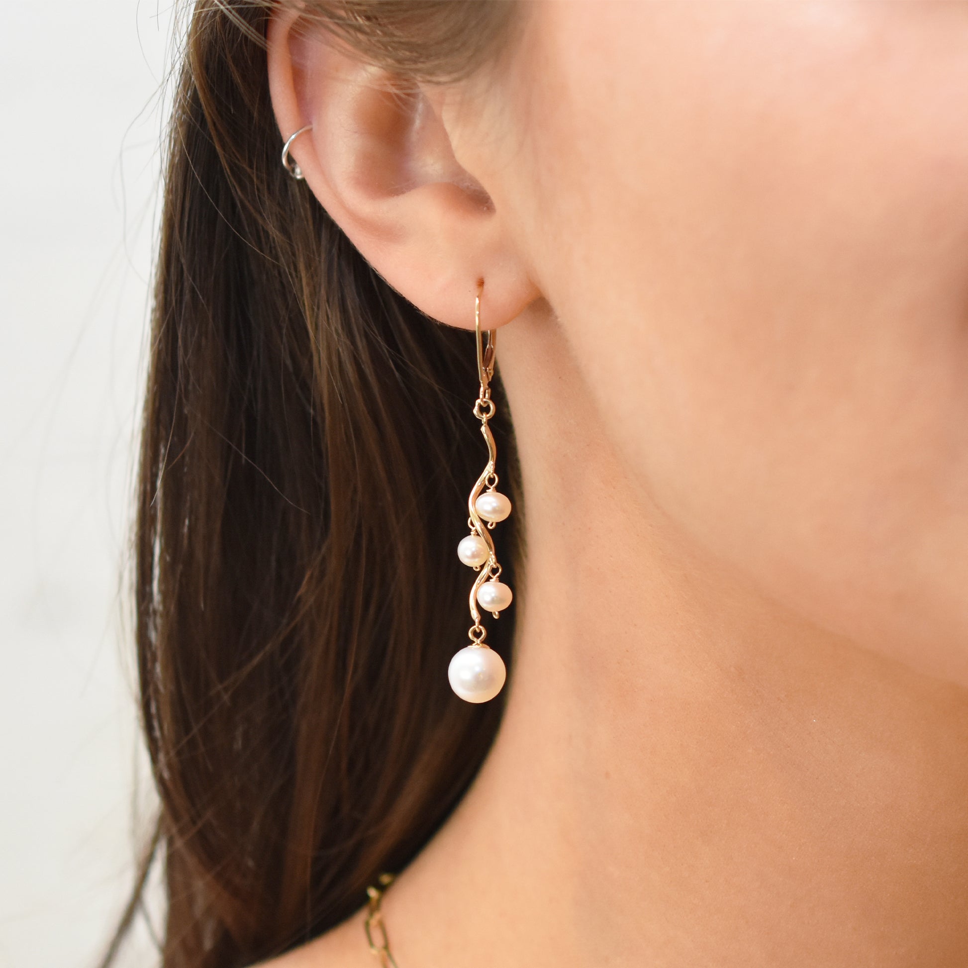 14k Gesmtone Wavy Drop Leverback Earring White Freshwater Pearl